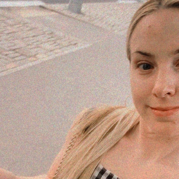 Meet your Posher, Emily - Picture 2 of 2